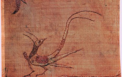 スキタイの墓から出土した鳳凰をあしらった中国刺繍の絹タッソーレのディテール 作： Unbekannt
