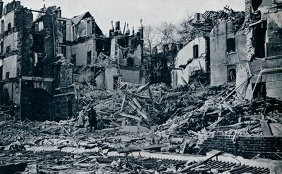 内側のテンプルガーデンからの荒廃した建物、1941年 作： Unbekannt