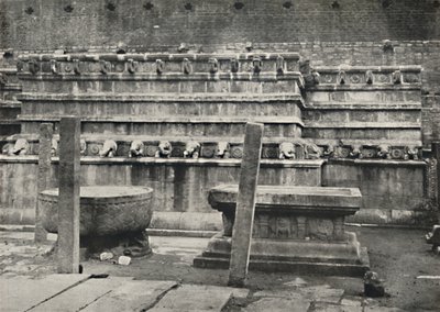 基点に従って建てられた4つの祭壇のような礼拝所の南 作： Unbekannt