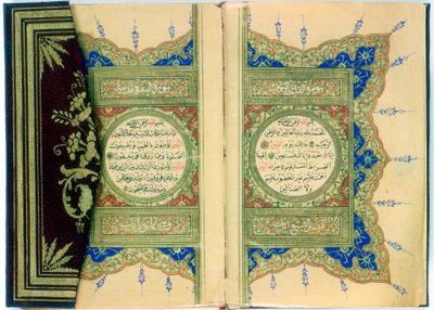 コーランの見開き 2 ページ、縁に花飾りを付けたもの、トルコ語、1882 年 作： Unbekannt