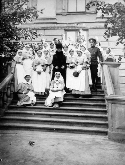 1916年、ロシアの病院の外に看護師がいたロシアのDowager Empress Maria Feodorovna 作： Unbekannt