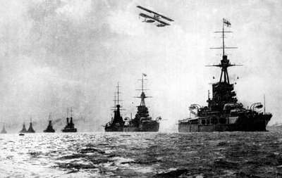 ドレッドノートと水上飛行機、イギリス海軍、北海、第一次世界大戦、1914年 作： Unbekannt