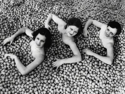 3人の若い女性がクルミの海で入浴します。アメリカ。 1932 作： Unbekannt