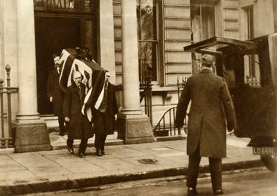 1928年1月29日、ロンドンで彼が亡くなった家から運ばれたアールヘイグスの棺。 作： Unbekannt