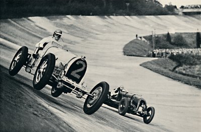 1937年、ブルックランズでのアールハウとサーヘンリーバーキンのレース 作： Unbekannt
