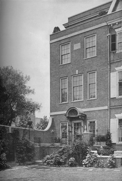 テラスと庭の門があるイーストフロント、WKヴァンダービルト夫人の家、ニューヨーク市、1924 作： Unbekannt