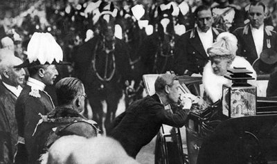 1936年、ウィンザーでメアリー女王に挨拶するエドワード8世 作： Unbekannt