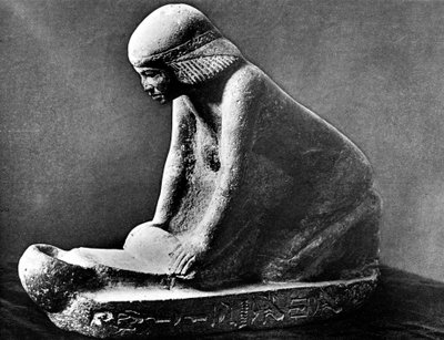 サドルクーンを使用してトウモロコシを粉砕している女性のエジプトの墓像、紀元前2500年 作： Unbekannt