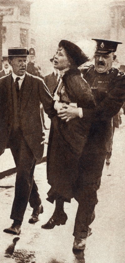 1914年5月、ロンドンのバッキンガム宮殿の外でRolfe監督によって逮捕されたEmmeline Pankhurst 作： Unbekannt