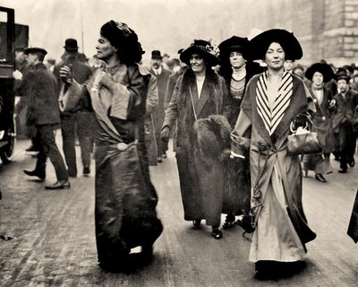 1908年頃のエメリン・ペシック・ローレンスとクリスタベル・パンクハースト（写真 作： Unbekannt