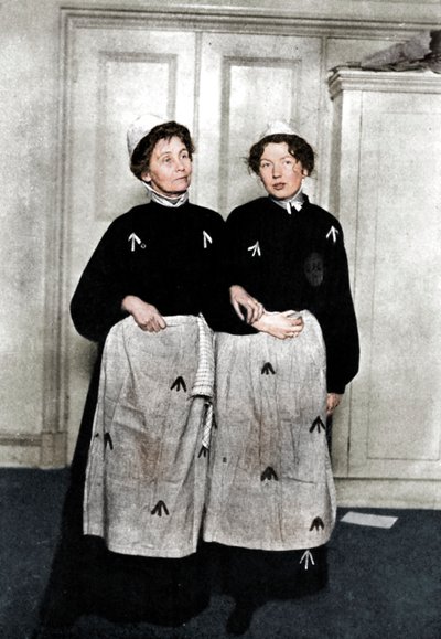 エメリンとクリスタベルパンクハースト、英国のサフラゲット、刑務所の服装、1908年 作： Unbekannt