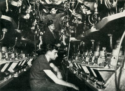 イギリスの潜水艦のエンジンルーム、第二次世界大戦、1945年。 作： Unbekannt