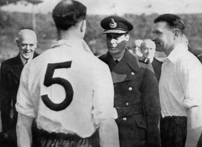 イギリスのサッカー選手エディハプグッドミーティングキングジョージVI、c1937-c1944 作： Unbekannt