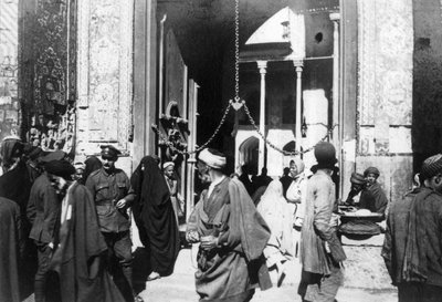 1917〜1919年、イラクのカジメインモスクへの入り口 作： Unbekannt