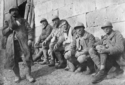 1918年3月30日、フランス、ピカルディのプレシドロワでの戦闘後に負傷した避難フランス人 作： Unbekannt