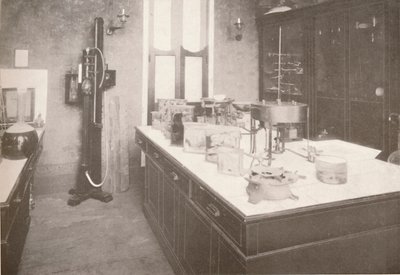 メディコリーガルサービスの検査研究所、1914 作： Unbekannt