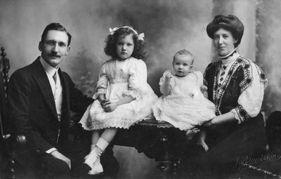 家族の肖像、c1900s-c1910s 作： Unbekannt