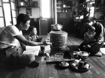 1963年北海道のリビングルームでくつろぐ家族 作： Unbekannt