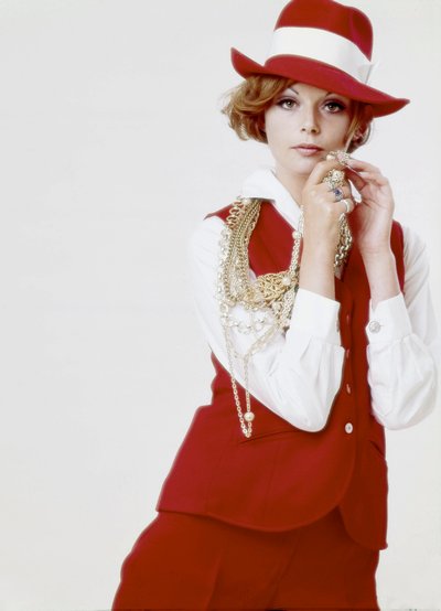 ファッション：赤い帽子と服を着た若い女性（1960年代後半）（写真 作： Unbekannt