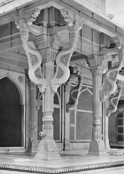 ファテープルシークリー。シェイクセーラムクリスティの墓の前の柱、c1910。 作： Unbekannt