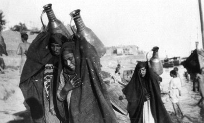 女性の水キャリア、アマラ、イラク、1917〜1919年 作： Unbekannt
