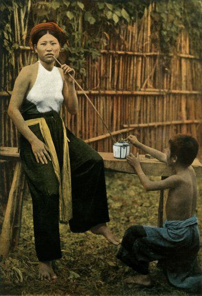 ファムフマンドゥロピウム、アヘンを吸う女性、1900年。 作： Unbekannt