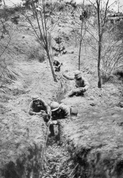 爆撃後の電話回線の再敷設による防毒マスクのフェンダーサッパー、1918年 作： Unbekannt