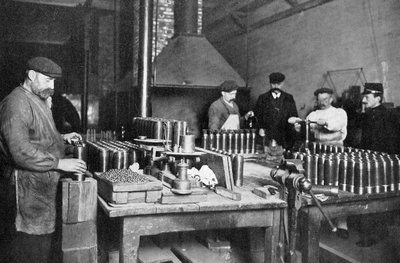 第一次世界大戦、1914-1918の英国の弾薬工場で爆弾の砲弾を充填 作： Unbekannt