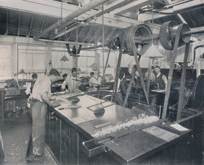 鋳造所での最終オペレーション。プレートのトリミングと仕上げ、1917 作： Unbekannt