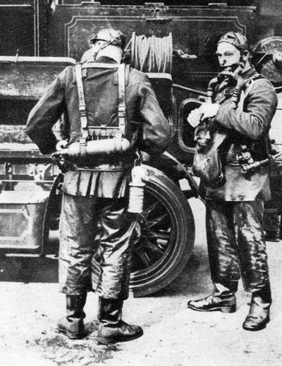 消防士がスモークヘルメットを着用、ファリンドンストリートラバーワークス、ロンドン、1926-1927 作： Unbekannt
