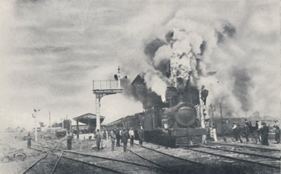 植民地間鉄道の最初の列車、1923年、カルグーリーを出発。 作： Unbekannt
