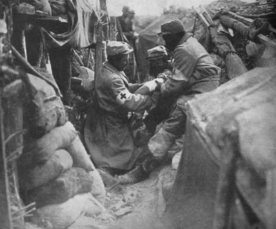 1915年のフランス海溝の1つで負傷した男性への応急処置 作： Unbekannt
