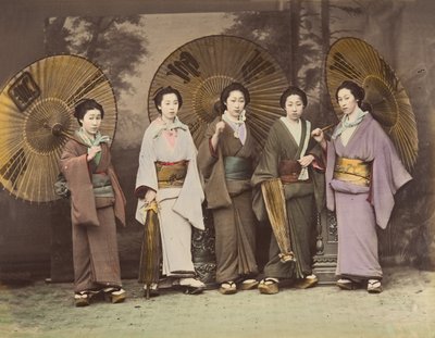 [日傘をさした民族衣装の日本女性5人」1870年代 作： Unbekannt