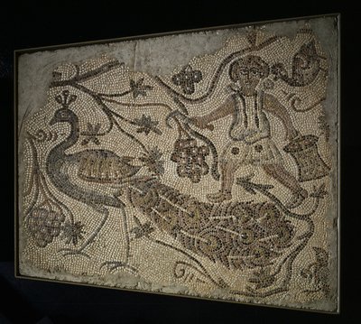 床モザイクパネル：ピーコック付きブドウ収穫機、400年代。 作： Unbekannt