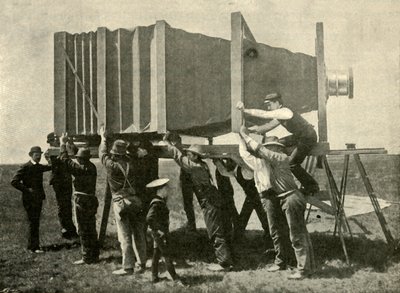 仕事のための巨大カメラに焦点を当てる、1901。 作： Unbekannt