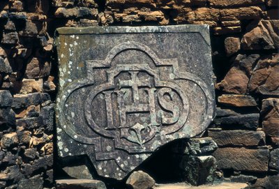 1611年に設立されたアルゼンチンのサン・イグナシオ・ミニのイエズス会伝道所跡の石に刻まれたフランコ・マコンのシンボルとキリストのイニシャル（石 作： Unbekannt