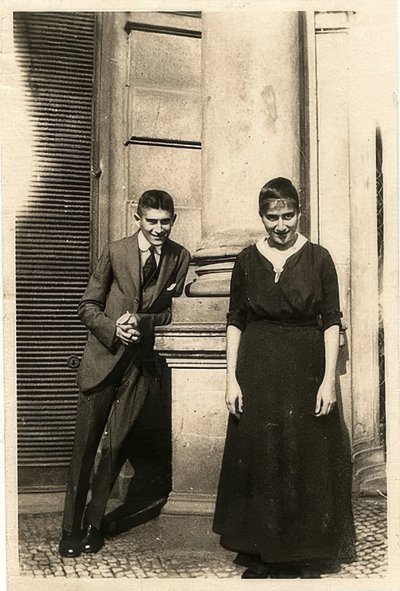 プラハのオッペルトの家の前にいるフランツカフカと妹のオットラ。 1914年頃 作： Unbekannt