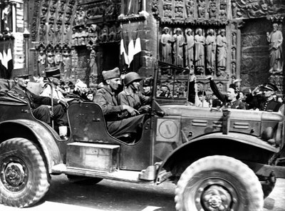 ノートルダムの外にあるフランスのフィリップルクレール将軍、1944年8月のパリ解放 作： Unbekannt