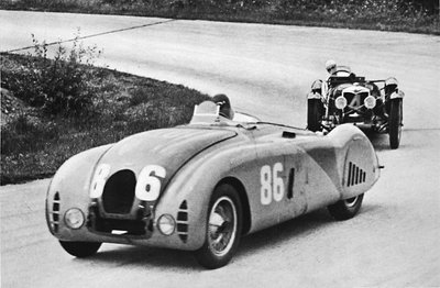 1936年フランスグランプリ：新しい合理化されたブガッティ、それに続くライリー（1936年、1937年） 作： Unbekannt