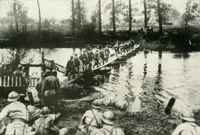 1919年、川を渡るフランス軍。 作： Unbekannt