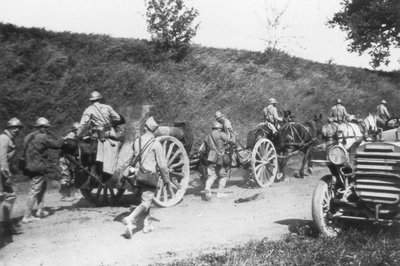 移動中のフランスの砲兵隊、ケマンデダム、フランス、1918年 作： Unbekannt