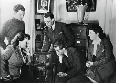 1941年5月23日、ビシー副首相、ダーラン提督の放送を聞くフランス国民 作： Unbekannt