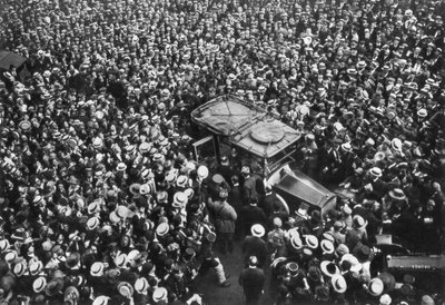 1917年の第一次世界大戦、パリ、ホテルクリヨン、パリシングとジョッフルを応援するフランスの群衆 作： Unbekannt
