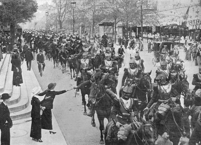 1914年に正面を向いてパリの街を駆け抜けるフランスのキュラシエ 作： Unbekannt