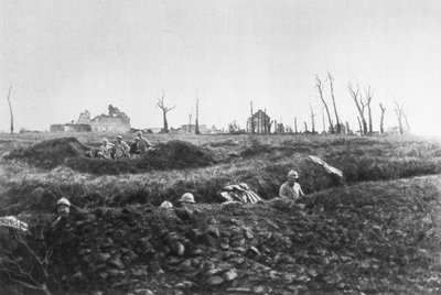 1918年フランスのピカルディにある廃墟となった農場の前にフランスの歩兵が後退する立場を確立 作： Unbekannt