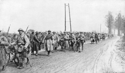 1918年3月30日、正面から戻ってきたフランスの歩兵連隊 作： Unbekannt