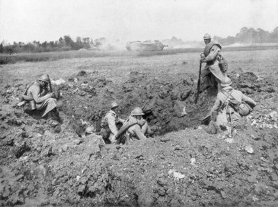 1918年6月11日、フランス、ケマンデダムの砲弾の穴で休むフランスの歩兵 作： Unbekannt