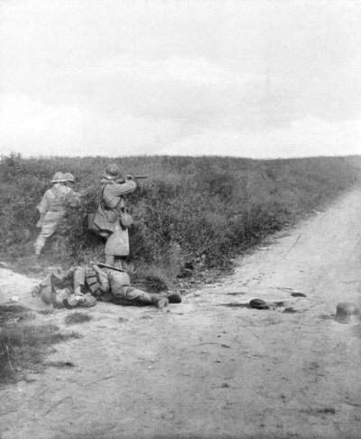1918年6月9日、フランスのモンディディエの南東、クールセルの道路を掃くフランスの機関銃手 作： Unbekannt
