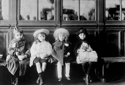 1918年1月20日、電車を待っているフランスの難民の子供たち 作： Unbekannt