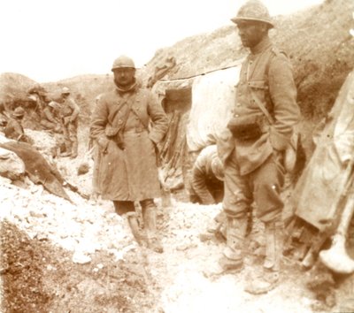 捕獲されたドイツの塹壕でのフランスの兵士、c1914-c1918 作： Unbekannt
